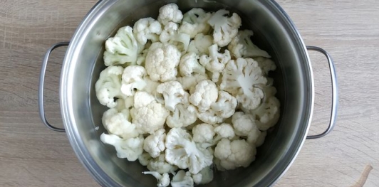 Фото приготовления рецепта: Цветная капуста, тушенная с морковью и луком - шаг №3