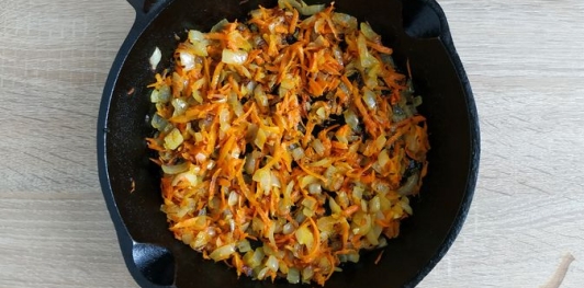 Фото приготовления рецепта: Цветная капуста, тушенная с морковью и луком - шаг №9