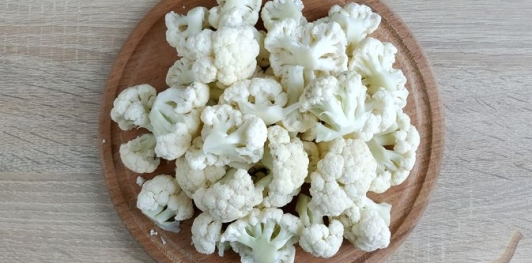 Фото приготовления рецепта: Цветная капуста, тушенная с морковью и луком - шаг №2