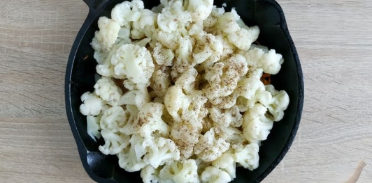 Фото приготовления рецепта: Цветная капуста, тушенная с морковью и луком - шаг №11