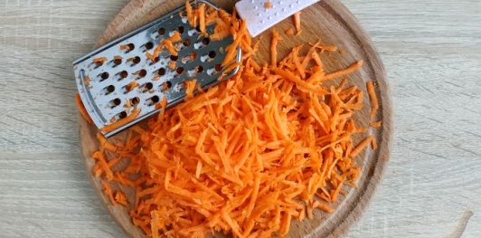 Фото приготовления рецепта: Цветная капуста, тушенная с морковью и луком - шаг №7