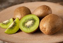 Кардиолог объяснил, какой фрукт надо есть вечером для крепкого сна