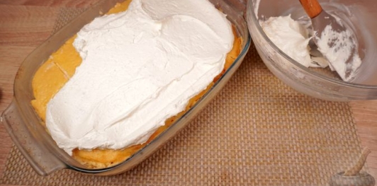 Фото приготовления рецепта: Десертный пирог "Трилече" - шаг №29