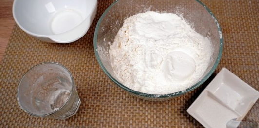 Фото приготовления рецепта: Десертный пирог "Трилече" - шаг №3