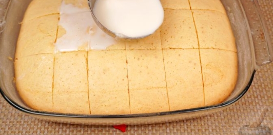 Фото приготовления рецепта: Десертный пирог "Трилече" - шаг №24