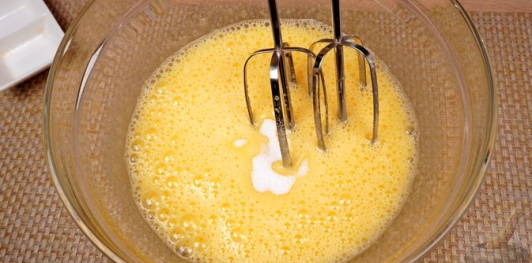 Фото приготовления рецепта: Десертный пирог "Трилече" - шаг №6