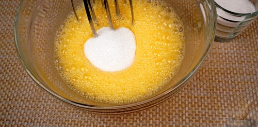 Фото приготовления рецепта: Десертный пирог "Трилече" - шаг №5