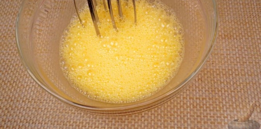 Фото приготовления рецепта: Десертный пирог "Трилече" - шаг №4