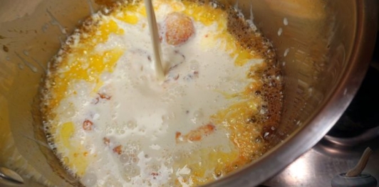 Фото приготовления рецепта: Десертный пирог "Трилече" - шаг №16