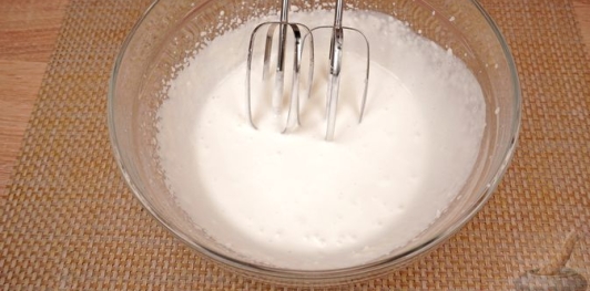 Фото приготовления рецепта: Десертный пирог "Трилече" - шаг №26