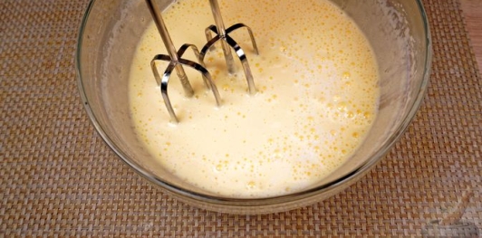 Фото приготовления рецепта: Десертный пирог "Трилече" - шаг №7