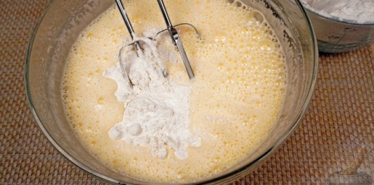 Фото приготовления рецепта: Десертный пирог "Трилече" - шаг №9