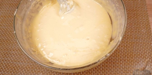 Фото приготовления рецепта: Десертный пирог "Трилече" - шаг №10