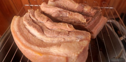 Фото приготовления рецепта: Домашний бекон по-венгерски - шаг №8