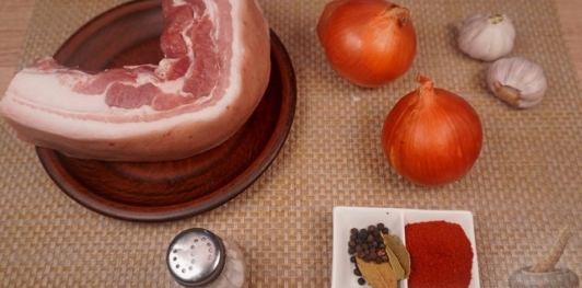 Фото приготовления рецепта: Домашний бекон по-венгерски - шаг №1