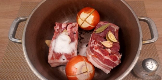 Фото приготовления рецепта: Домашний бекон по-венгерски - шаг №3