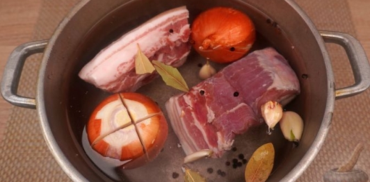 Фото приготовления рецепта: Домашний бекон по-венгерски - шаг №4