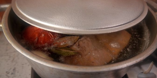 Фото приготовления рецепта: Домашний бекон по-венгерски - шаг №6