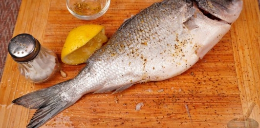 Фото приготовления рецепта: Дорада, фаршированная шпинатом и грибами - шаг №17