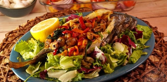 Фото приготовления рецепта: Дорада, фаршированная шпинатом и грибами - шаг №24