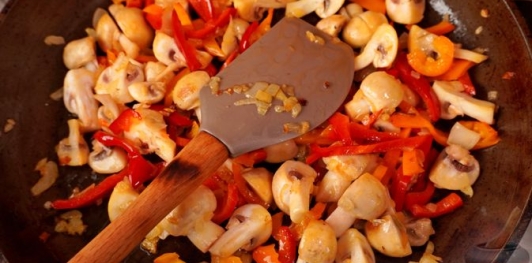 Фото приготовления рецепта: Дорада, фаршированная шпинатом и грибами - шаг №9