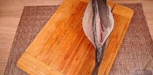 Фото приготовления рецепта: Дорада, фаршированная шпинатом и грибами - шаг №14