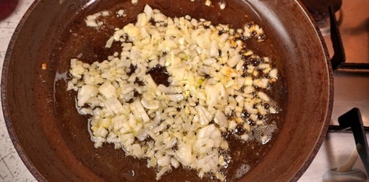 Фото приготовления рецепта: Дорада, фаршированная шпинатом и грибами - шаг №5