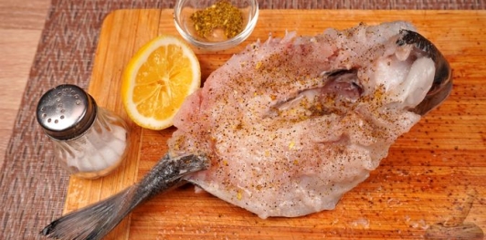 Фото приготовления рецепта: Дорада, фаршированная шпинатом и грибами - шаг №16