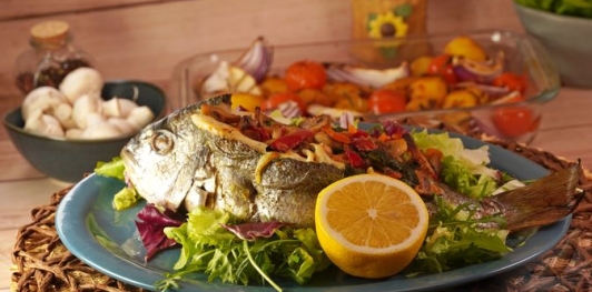 Фото приготовления рецепта: Дорада, фаршированная шпинатом и грибами - шаг №23