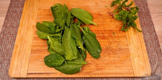 Фото приготовления рецепта: Дорада, фаршированная шпинатом и грибами - шаг №10