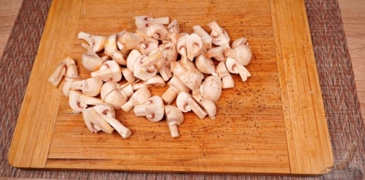 Фото приготовления рецепта: Дорада, фаршированная шпинатом и грибами - шаг №7