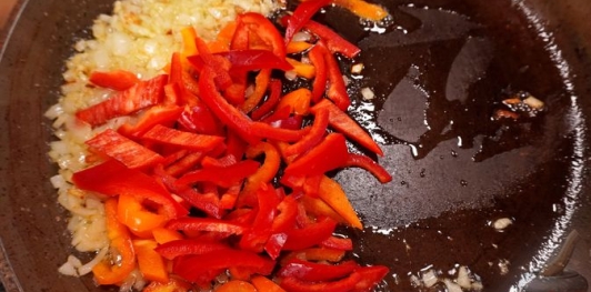 Фото приготовления рецепта: Дорада, фаршированная шпинатом и грибами - шаг №6