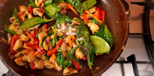 Фото приготовления рецепта: Дорада, фаршированная шпинатом и грибами - шаг №12