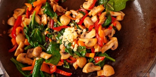 Фото приготовления рецепта: Дорада, фаршированная шпинатом и грибами - шаг №13