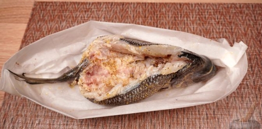 Фото приготовления рецепта: Дорада, фаршированная шпинатом и грибами - шаг №19