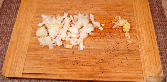 Фото приготовления рецепта: Дорада, фаршированная шпинатом и грибами - шаг №2