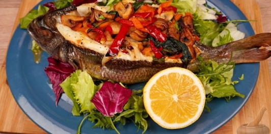 Фото приготовления рецепта: Дорада, фаршированная шпинатом и грибами - шаг №22