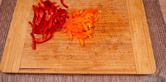 Фото приготовления рецепта: Дорада, фаршированная шпинатом и грибами - шаг №3