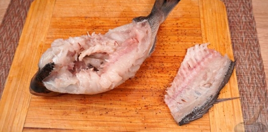 Фото приготовления рецепта: Дорада, фаршированная шпинатом и грибами - шаг №15