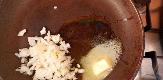 Фото приготовления рецепта: Дорада, фаршированная шпинатом и грибами - шаг №4