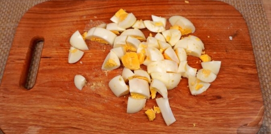 Фото приготовления рецепта: Дроб из печени со сладким перцем и варёными яйцами - шаг №6