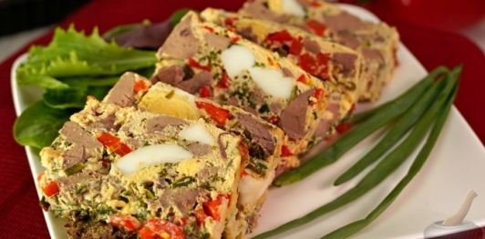 Фото приготовления рецепта: Дроб из печени со сладким перцем и варёными яйцами - шаг №17