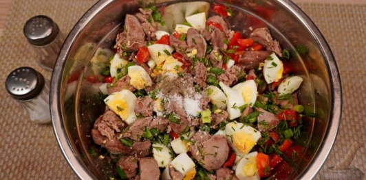 Фото приготовления рецепта: Дроб из печени со сладким перцем и варёными яйцами - шаг №13