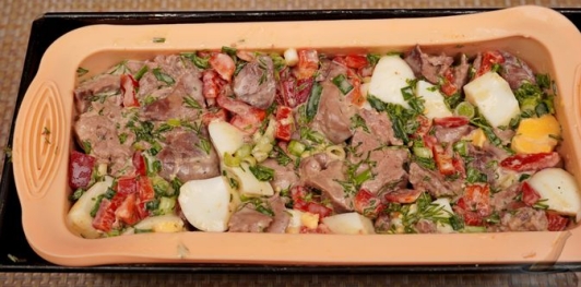 Фото приготовления рецепта: Дроб из печени со сладким перцем и варёными яйцами - шаг №15