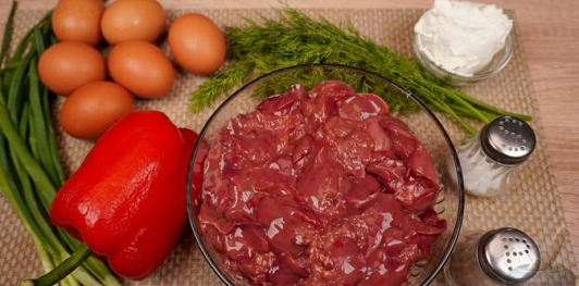 Фото приготовления рецепта: Дроб из печени со сладким перцем и варёными яйцами - шаг №1