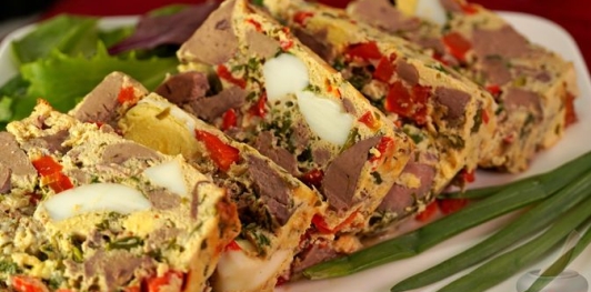 Фото приготовления рецепта: Дроб из печени со сладким перцем и варёными яйцами - шаг №18