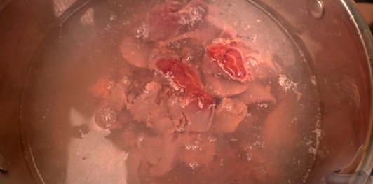 Фото приготовления рецепта: Дроб из печени со сладким перцем и варёными яйцами - шаг №5