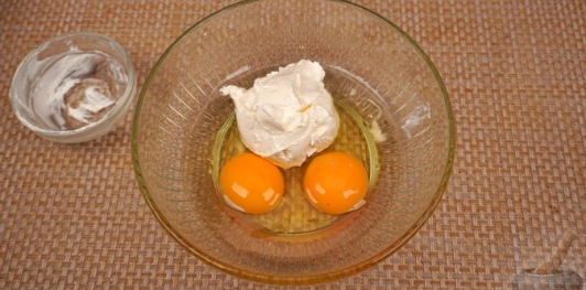 Фото приготовления рецепта: Дроб из печени со сладким перцем и варёными яйцами - шаг №8