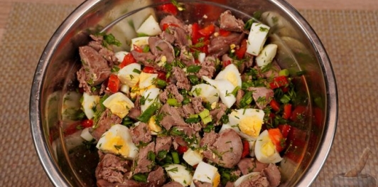 Фото приготовления рецепта: Дроб из печени со сладким перцем и варёными яйцами - шаг №12