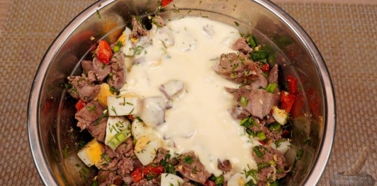 Фото приготовления рецепта: Дроб из печени со сладким перцем и варёными яйцами - шаг №14